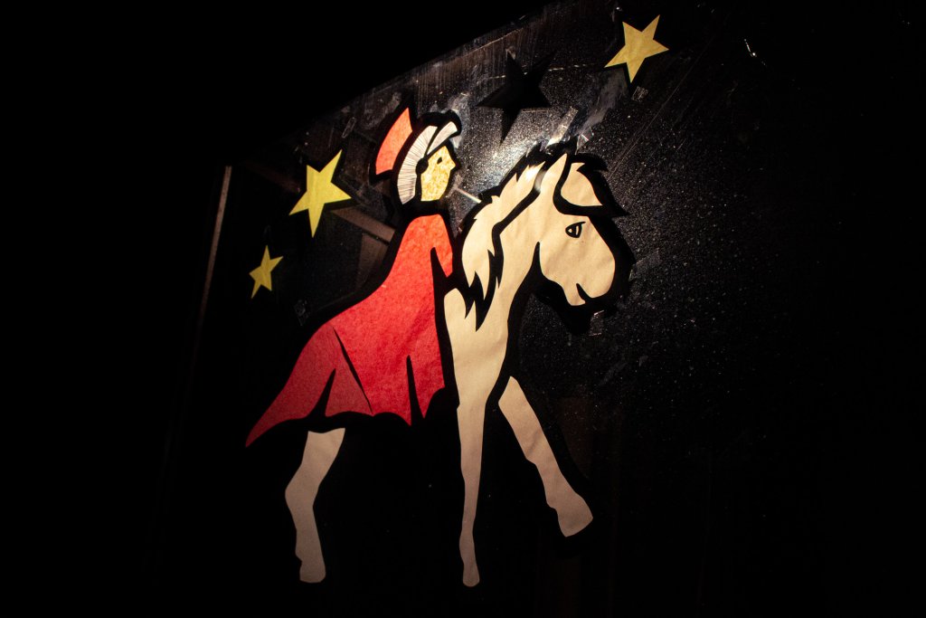 Leuchtbild eines Sankt Martin mit Pferd an einer Scheibe