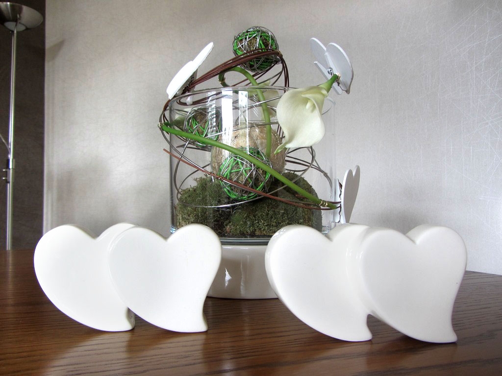 Deko mit weißen Herzen im Trauzimmer in Nahaufnahme