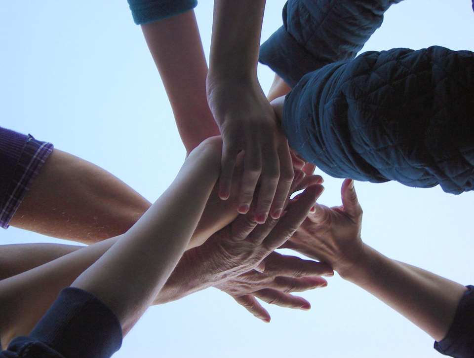 Hände, die einander halten