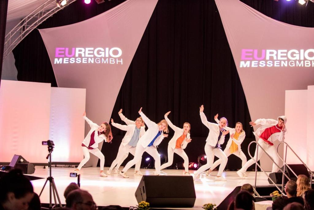 Tanzgruppe auf der Bühne der Euregio Wirtschaftsschau