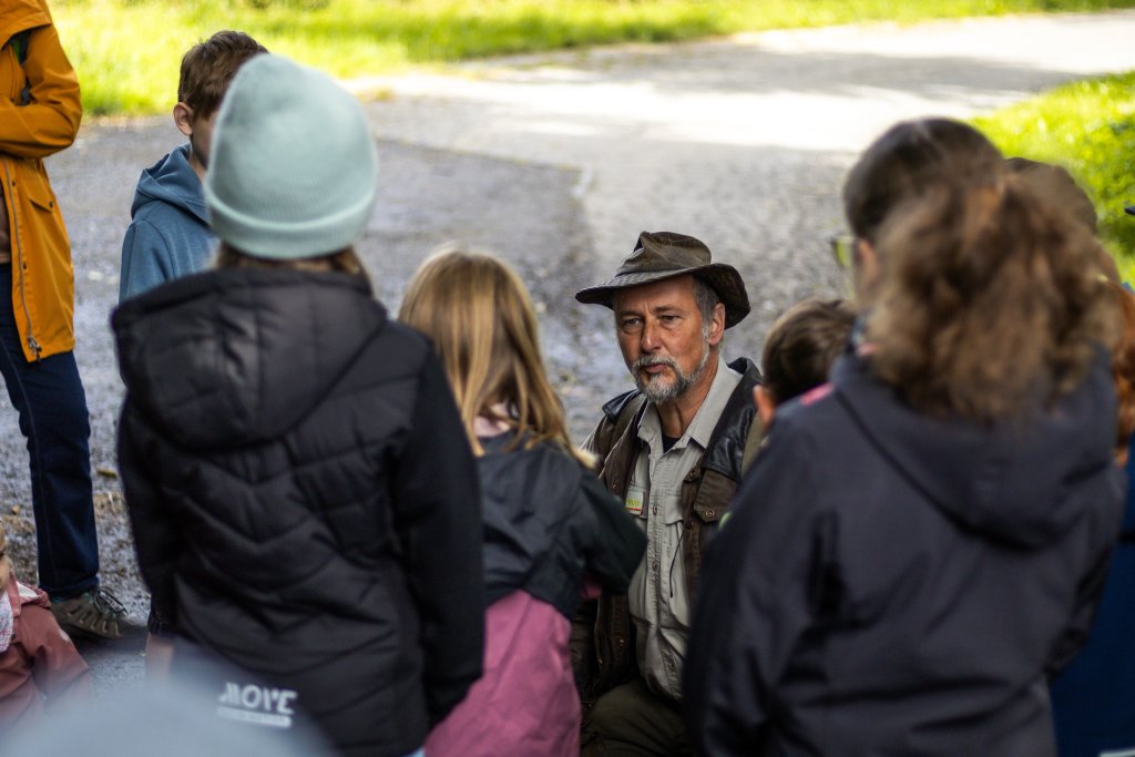 Förster Jörg Melchior umringt von Kindern