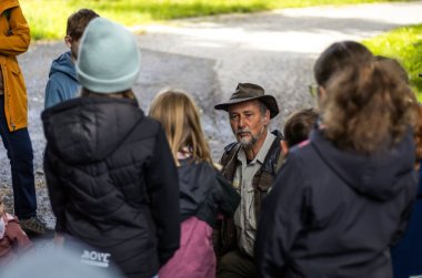 Förster Jörg Melchior umringt von Kindern