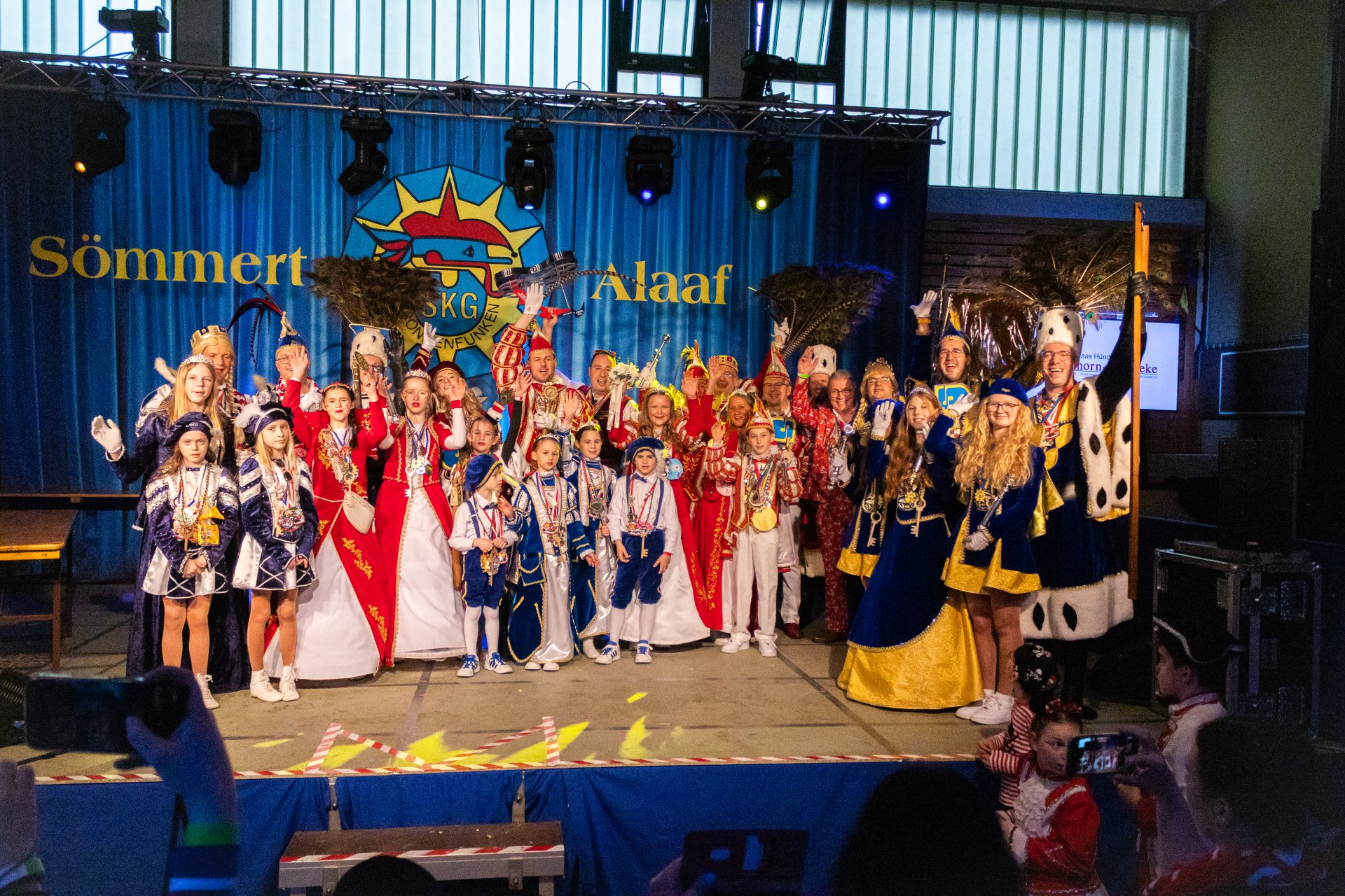 Gruppenfoto mit allen Tollitäten und Bürgermeister Bernd Goffart