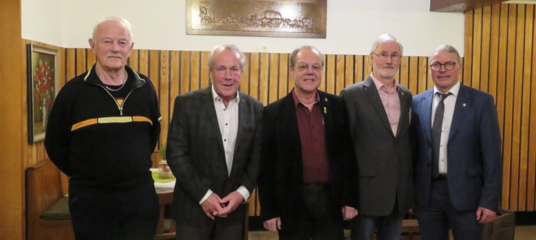 Klaus Stockschlaeder wurde neu in die Riege der Simmerather Ehrenratsherrn aufgenommen, an diesem Abend waren die Ehrenratsherren (v. l. n. r.) Siegfried Lascher, Heiner Jansen, Klaus Stockschlaeder und Franz-Josef Hammelstein anwesend. 