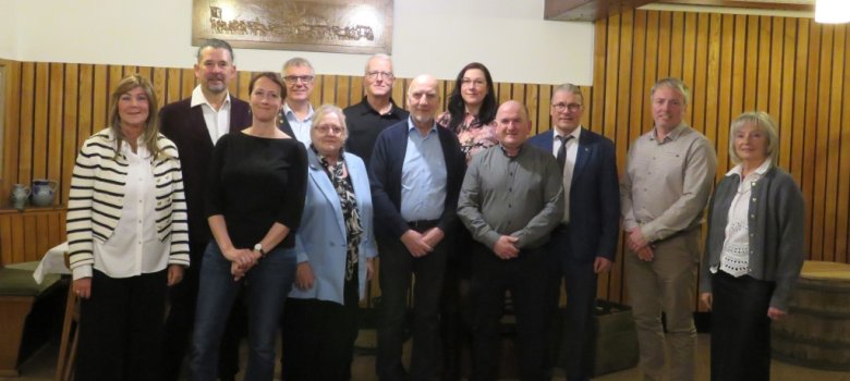 Die verabschiedeten Ratsmitglieder und die verabschiedete Ortsvorsteherin