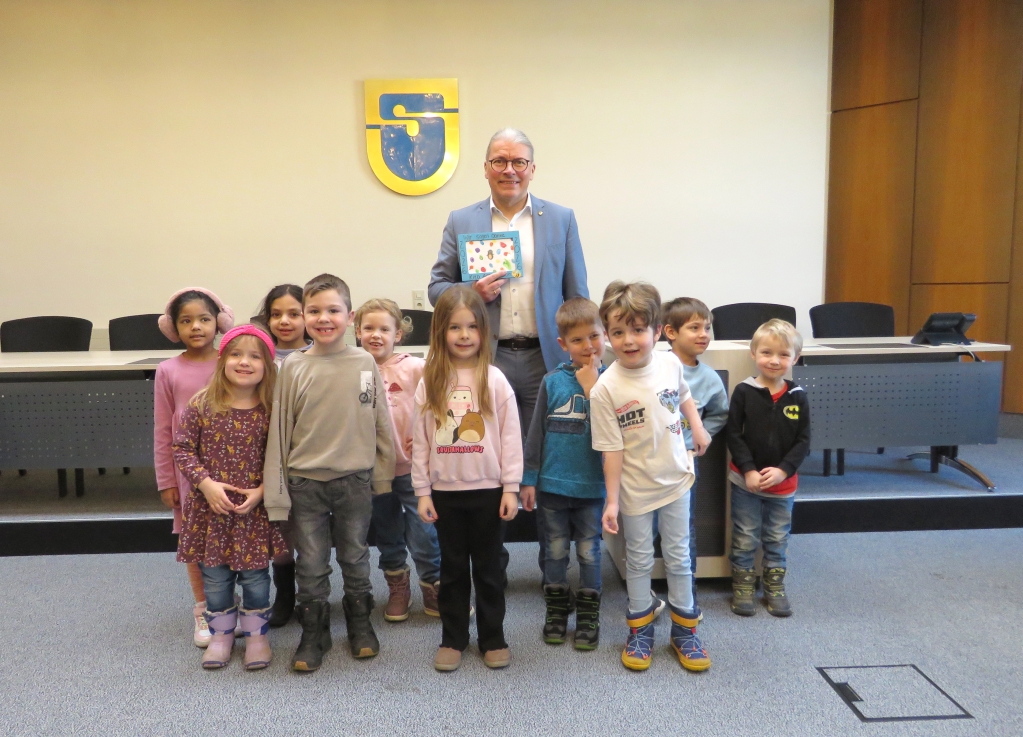Gruppenfoto Vorschulkinder mit Bürgermeister Bernd Goffart