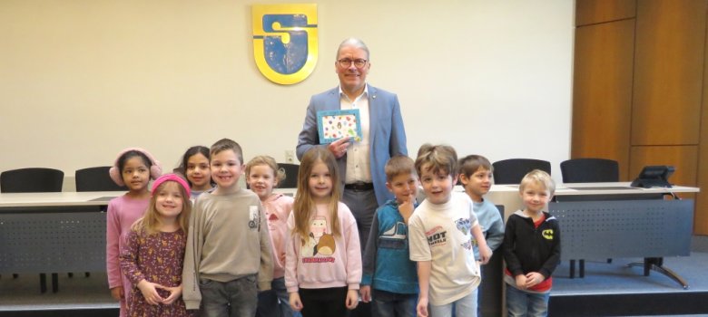 Gruppenfoto Vorschulkinder mit Bürgermeister Bernd Goffart