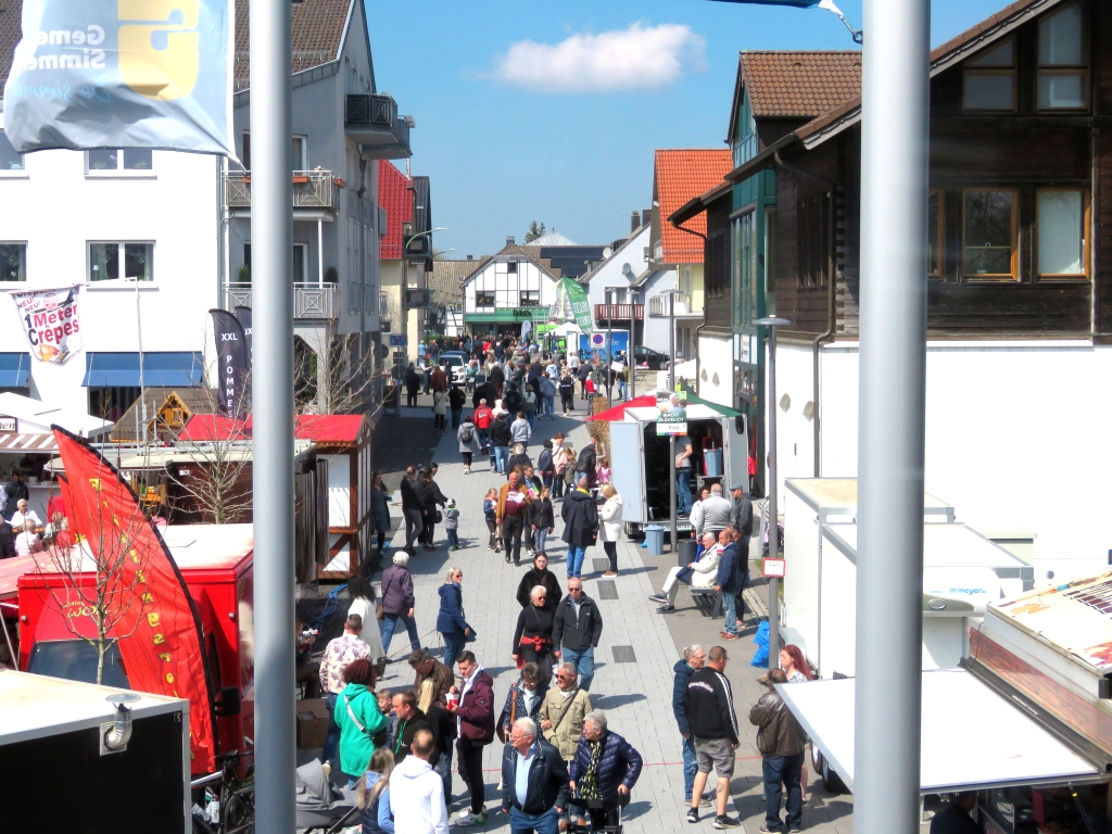 Menschen in den Simmerather Straßen beim Kraremanns Tag