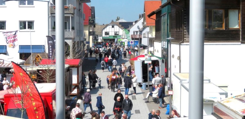 Menschen in den Simmerather Straßen beim Kraremanns Tag