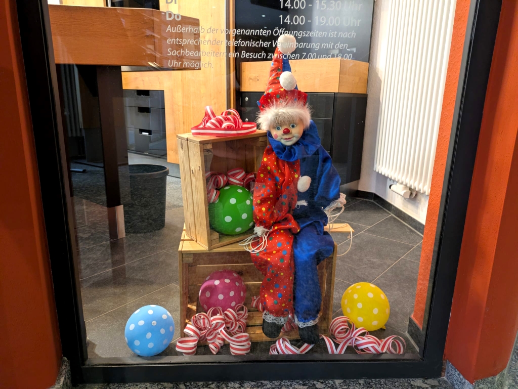 großer Clown als Deko im Eingangsbereich des Rathauses