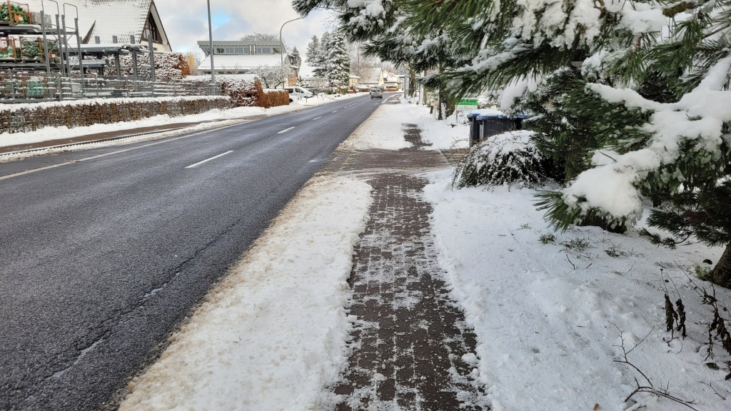 Ein geräumter Gehweg