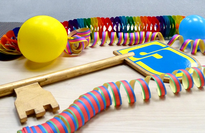 Schlüssel zwischen Luftschlangen