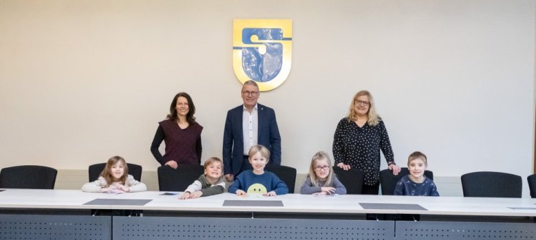 Die Vorschulkinder zusammen mit den Erzieherinnen und Bürgermeister Bernd Goffart