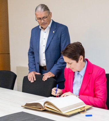 Ministerin Gorißen trägt sich in das Goldene Buch der Gemeinde Simmerath ein