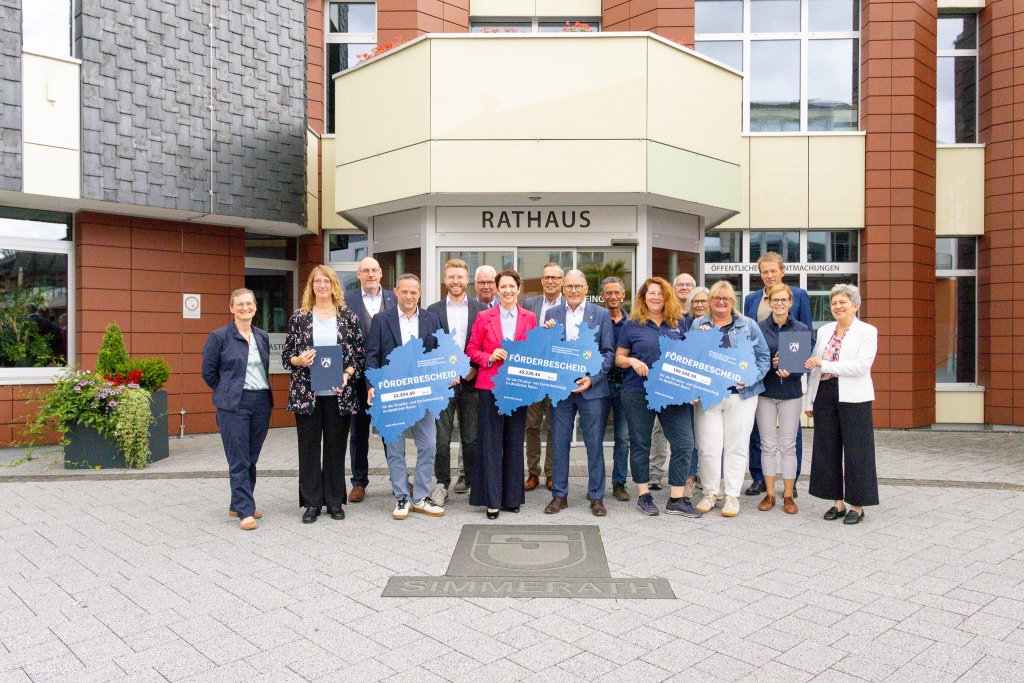 Gruppenfoto vor dem Rathaus mit allen Förderbescheidempfängern und der MInisterin