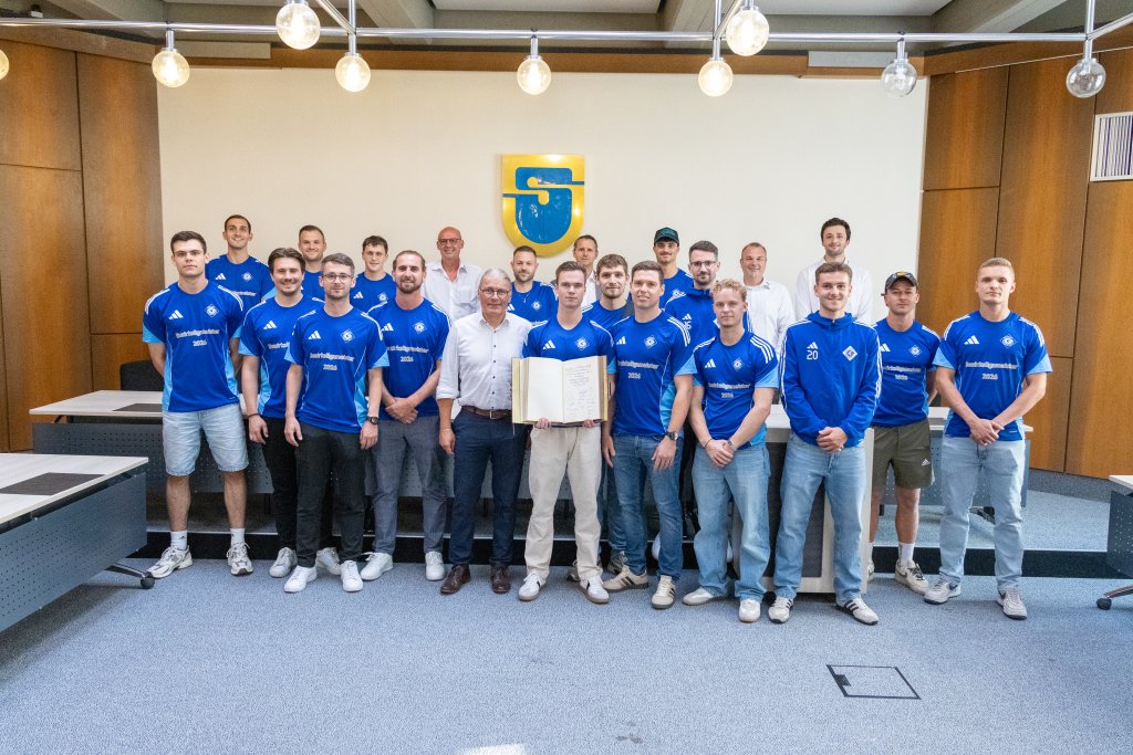 Gruppenfoto im Sitzungssaal