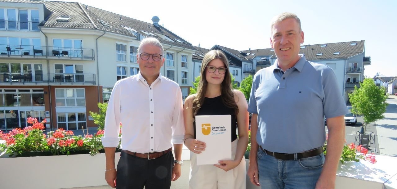 v. l. n. r.: Bürgermeister Bernd Goffart, Celina Cryns, Manfred Nellessen