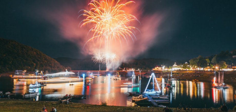 Feuerwerk mit See bei Rursee in Flammen