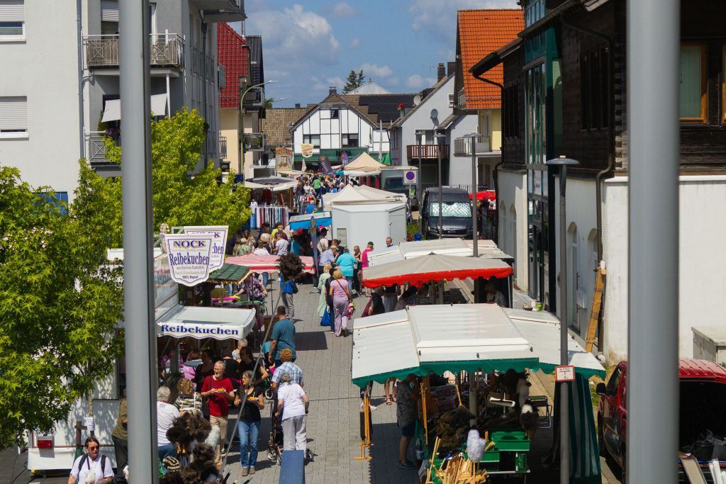 Straßenflucht Simmerather Markt mit Ständen und Menschen