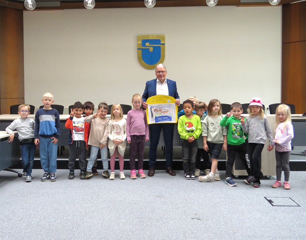 Gruppenfoto im Sitzungssaal