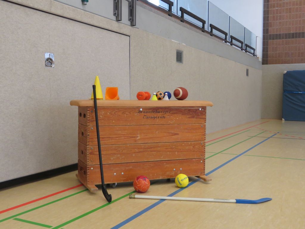 Sportgeräte in einer Sporthalle
