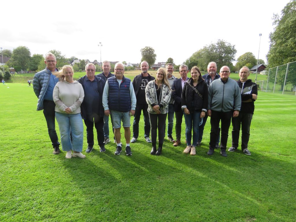 Gruppenfoto der Mitglieder der Sportplatzbesichtigungskommission
