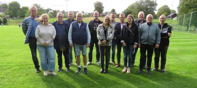 Gruppenfoto der Mitglieder der Sportplatzbesichtigungskommission