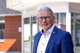 Bürgermeister Bernd Goffart vor dem Rathaus