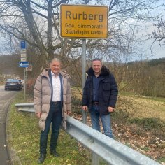 Bernd Goffart und Sander Lutterbach vor dem Ortsschild "Rurberg"