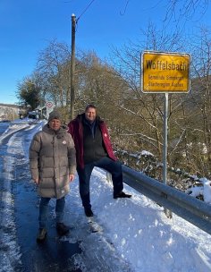 Bürgermeister Bernd Goffart und Ortsvorsteher Gerhard Schmitz vor dem Woffelsbacher Ortsschild