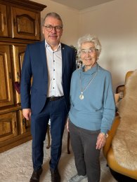 v. l. n. r.: Bürgermeister Bernd Goffart, Katharina Trauer