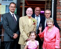 hinten v.l.n.r.: Stefan Haas, Hans-Josef Hilsenbeck, Karl-Heinz Hermanns, vorne: Eheleute Vaßilliere mit Urenkeltochter