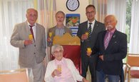 Der stv. Städteregionsrat Hans-Josef Hilsenbeck, Lammersdorfs Ortsvorsteher Franz-Josef Hammelstein, Simmeraths Ortsvorsteher Stefan Haas und der 2. stv. Bürgermeister Norbert Brewer gratulieren Anna Jansen zum 100. Geburtstag