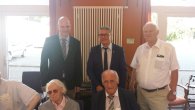 107. Geburtstag Käthe Rahne Der 1. stv. Bürgermeister Bernd Goffart (hinten Mitte) gratuliert gemeinsam mit Roetgens Bürgermeister Jorma Klauss und dem stellvertretenden Städteregionsrat Hans-Josef Hilsenbeck Frau Käthe Rahne zum Geburtstag.