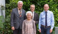 90. Geburtstag Hedwig Becker v.l.n.r.: Herbert Radermacher, Hedwig Becker, Karl-Heinz Hermanns, Christoph Poschen
