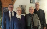 Goldhochzeit Bernhard und Maria Hutmacher v.l.n.r.: Bernd Goffart, Eheleute Hutmacher, Friedel Strauch