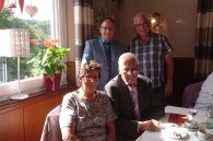 Goldhochzeit Richard und Elisabeth Hürtgen Roger Nießen und Helmut Kaulard gratulieren den Eheleuten Elisabeth und Richard Hürtgen zur Goldhochzeit.