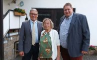 90. Geburtstag Magdalena Breuer v.l.n.r.: Bernd Goffart, Magdalena Breuer, Gerhard Schmitz