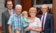 Goldhochzeit Edith und Karl Nießen vlnr. Ortsvorsteher Stefan Haas, Eheleute Karl und Edith Nießen mit den Enkelkindern Annika und Tim sowie Bürgermeister Karl-Heinz Hermanns