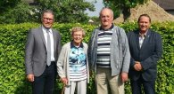 Goldhochzeit Arnold Adolf und Klara Maria Huppertz vlnr. 1. stv. Bürgermeister Bernd Goffart, Eheleute Klara Maria und Arnold Adolf Huppertz und Ortsvorsteher Günter Scheidt
