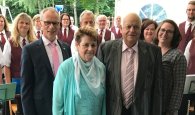 Goldhochzeit Dieter und Mechtilde Schersching v.l.n.r.: Karl-Heinz Hermanns, Eheleute Schersching, Maren Franz; im Hintergrund: Blasvereinigung Strauch e.V.