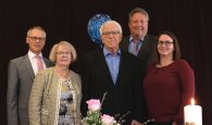 Bürgermeister Karl-Heinz Hermanns (li) gratuliert gemeinsam mit dem stellvertr. Städteregionsrat Axel Wirtz (2.v. re) und der Ortsvorsteherin Maren Franz (re) den Eheleuten Gerta und Ernst Johnen aus Strauch sehr herzlich zur Diamantenen Hochzeit