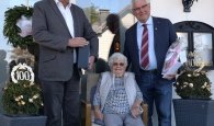 100. Geburtstag Maria Beutl v.l.n.r.: Axel Wirtz, Maria Beutl, Helmut Kaulard