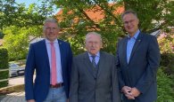 90. Alois Kowoll v. l. n. r.: Bürgermeister Bernd Goffart, Alois Kowoll, Ortsvorsteher Stefan Haas