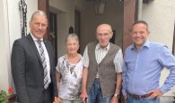 Diamantene Hochzeit Helmut und Maria Nelleßen v. l. n. r.: Bürgermeister Bernd Goffart, Maria Nelleßen, Helmut Nelleßen, Ortsvorsteher Sander Lutterbach