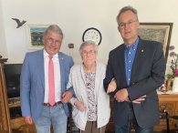 90. Geburtstag Martha Dittrich v.l.n.r.: Bürgermeister Bernd Goffart, Martha Dittrich, Ortsvorsteher Stefan Haas