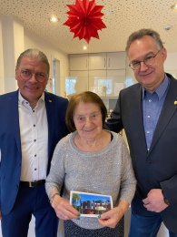 v. l. n. r.: Bürgermeister Bernd Goffart, Paula Frammels, Ortsvorsteher Stefan Haas