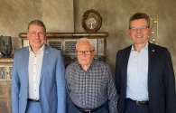 Bürgermeister Bernd Goffart und Ortsvorsteher Armin Voßen gratulieren Herrn Joseph Nießen sehr herzlich zum 90. Geburtstag