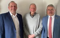 Bürgermeister Bernd Goffart und Ortsvorsteher Sascha Schmitz gratulieren Herrn Kurt Rosarius zum 90. Geburtstag.