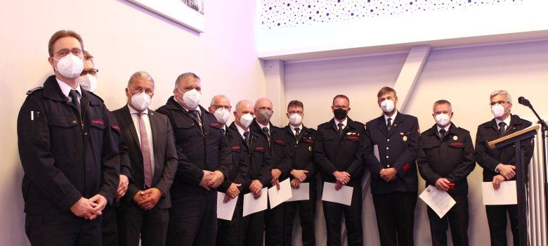 Bürgermeister Bernd Goffart (2. v. l.) mit der Wehrleitung und den Geehrten, die das Feuerwehrehrenzeichen des Landes NRW in Silber erhielten.